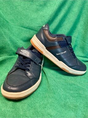 Umbro leather Kids Navy and Tan Hook-and-Loop Sneakers youth size Youth 1 32